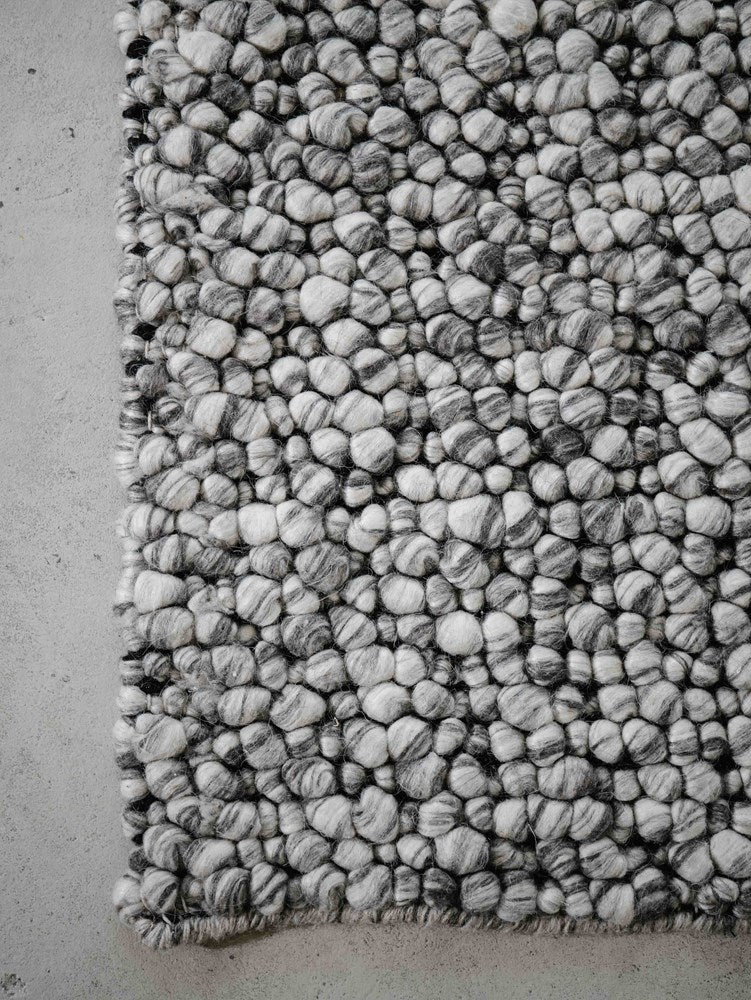 Zavelle Black White Contrast Hand-Woven Rug